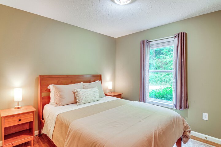 Campton Cottage w / Hot Tub Near Hiking + Climbing
