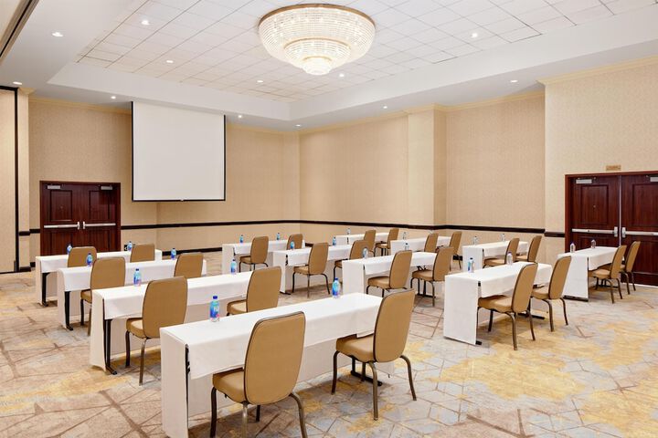Hotel Zessa Orange County Airport a DoubleTree by Hilton