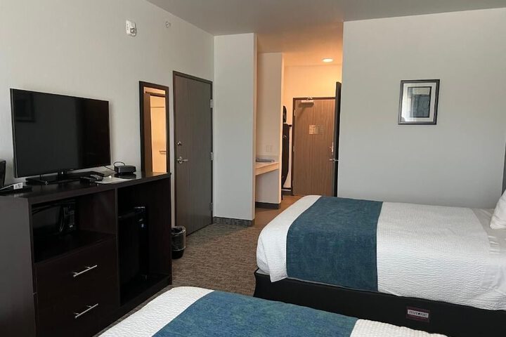 The Grove Inn & Suites