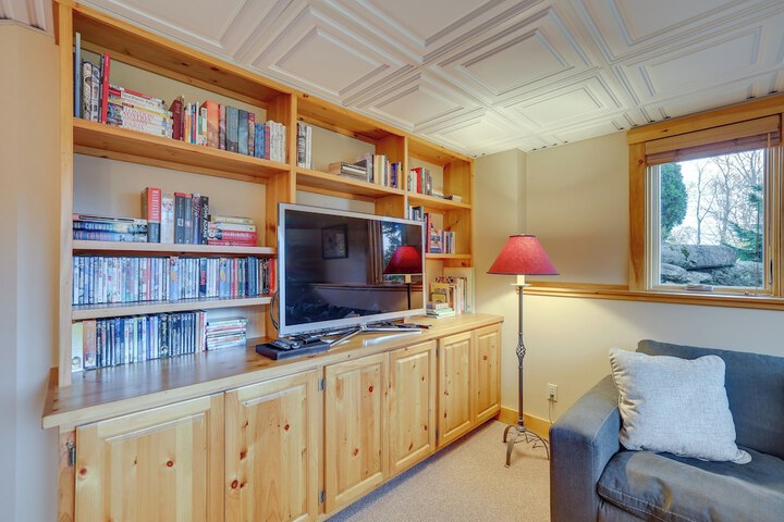 Ski-in / ski-out w/ Sauna in Jay Ski Peak Resort!
