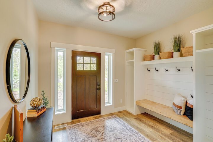 Spacious Donnelly Family Home w / Private Hot Tub!