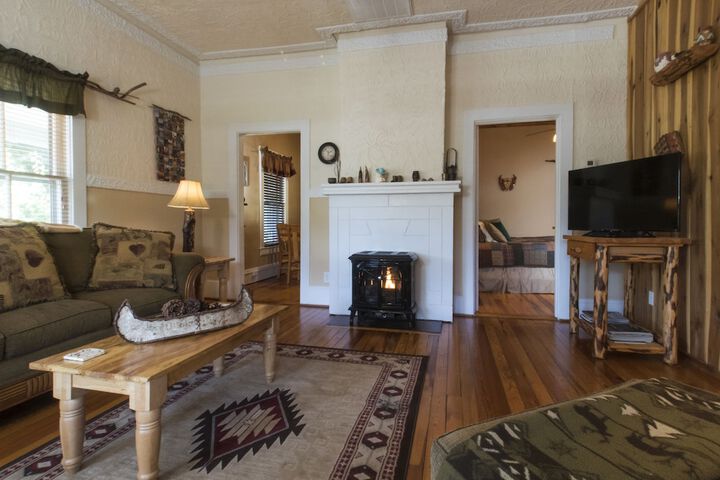 Calhoun House Inn & Suites