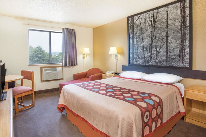 Room 5 of 16