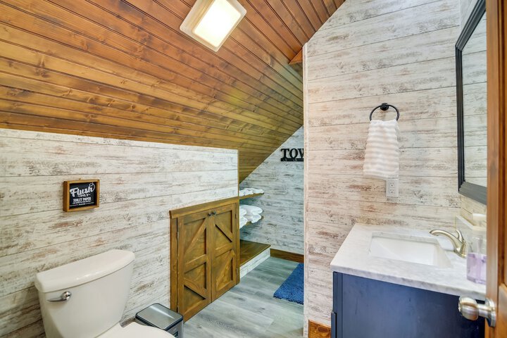 Hike & Climb: Pet-friendly Red River Gorge Cabin!