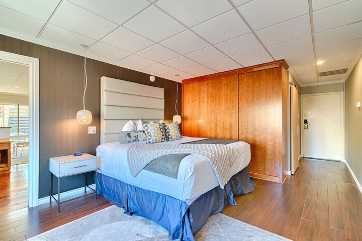 Room 210 of 250