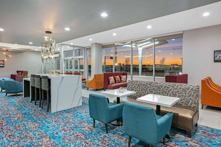 La Quinta Inn & Suites by Wyndham DFW Airport West-Glade