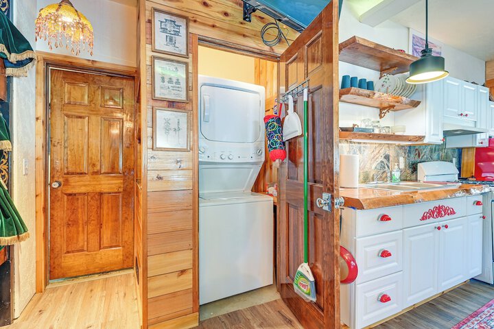 Cozy Kenai Abode w / Private Deck: 5 Mi to Ocean!