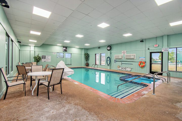 Days Inn & Suites by Wyndham Mt. Pleasant