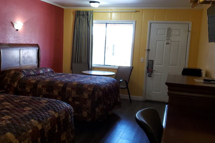 Room 10 of 14