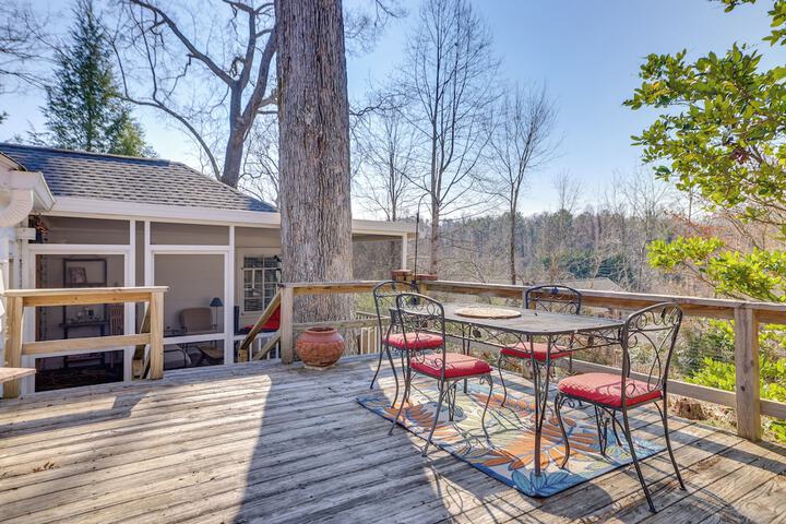 Unwind Fireside & Walk to Dtwn! Tyron Retreat