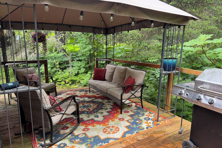 Nauti Otter Inn and Yurt Village