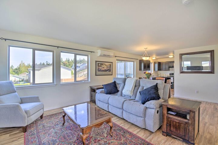Pet-friendly Poulsbo Abode w / Mountain Views!