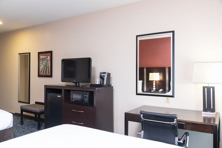 Holiday Inn Express Hotel & Suites New Philadelphia by IHG