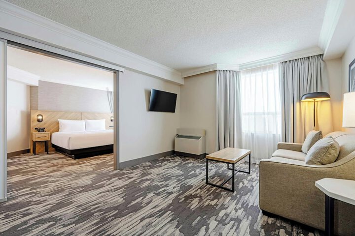 Sandman Signature Mississauga Hotel