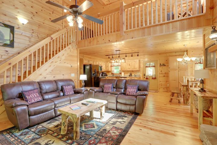 Private Ellijay Cabin w / Hot Tub & Amenities!