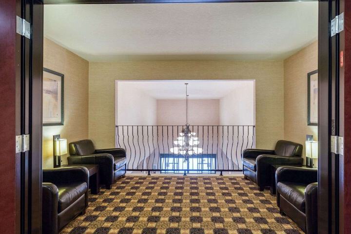 Quality Suites Huntsville Near University