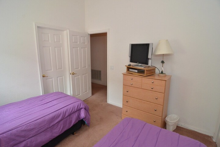 Room 9 of 12
