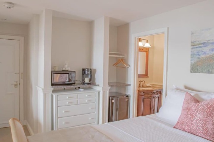 Room 52 of 373