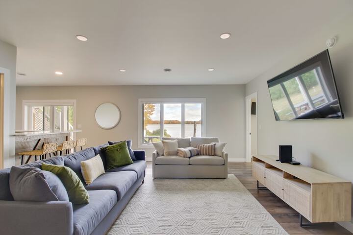 Pearl Lake Retreat w / Dock & Stunning Views!