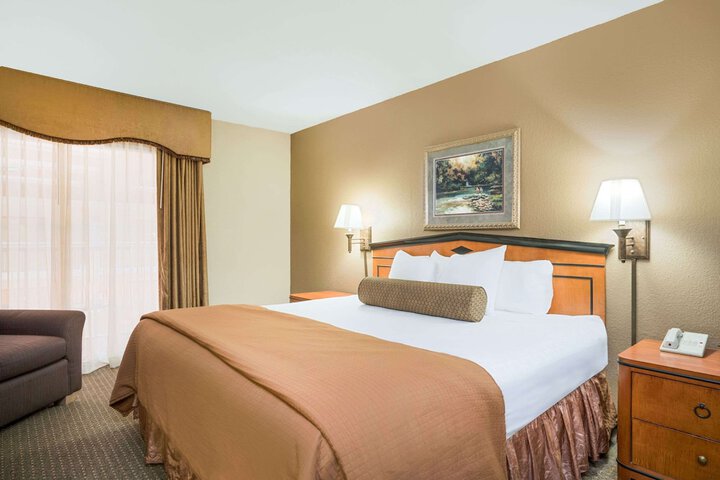 Ramada Hotel & Conference Center by Wyndham Plymouth
