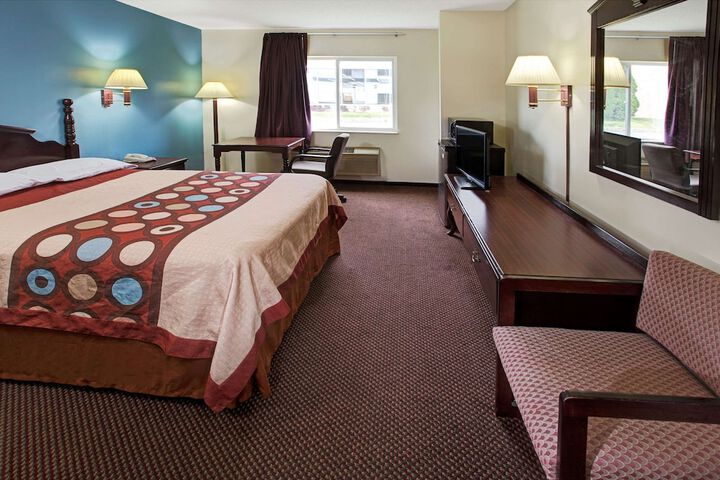 Super 8 by Wyndham Heath / Newark