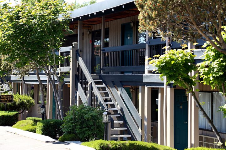 Coachman Inn & Suites