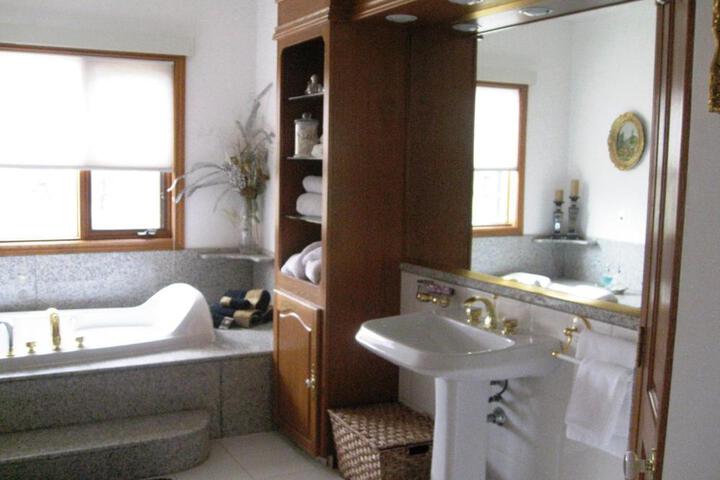 Rolling Hills Country Resort Bed and Breakfast