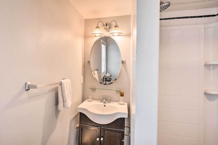Bright Belmar Cottage Half Mi to Boardwalk!