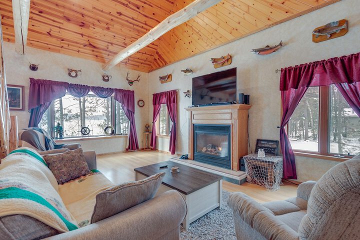Lakefront Rhinelander Retreat w / Private Hot Tub!