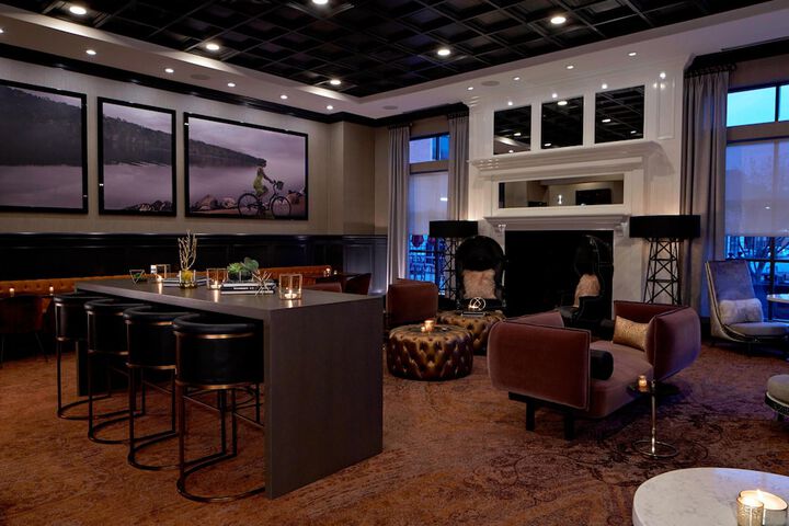 Lounge 92 of 109