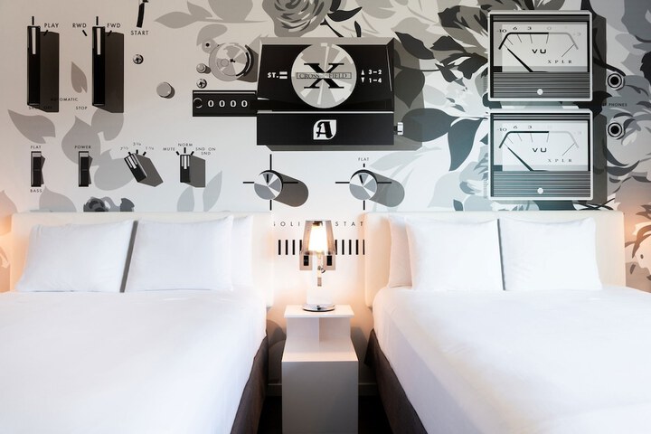 Room 32 of 75