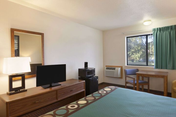 Room 6 of 14