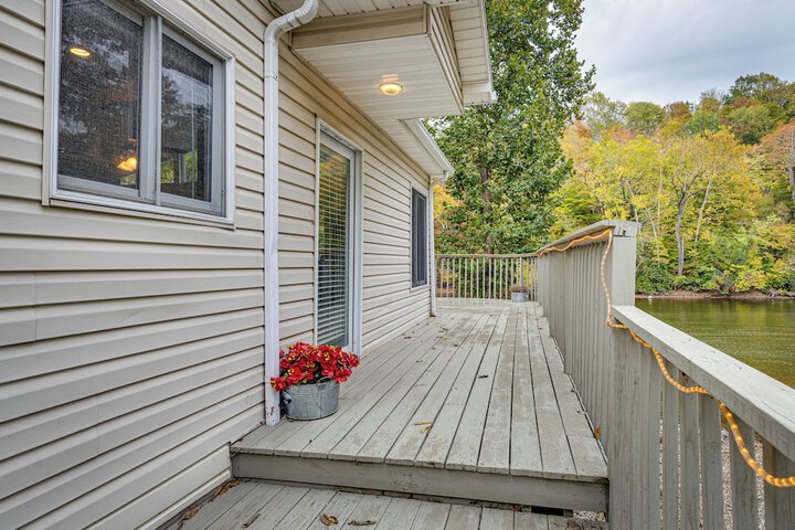 Riverfront Brookston Retreat w / Deck & River Tubes