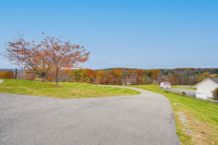 Expansive Upstate Home w / Home Theater!