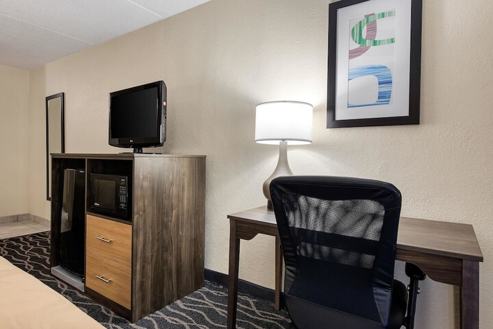 Room 8 of 34