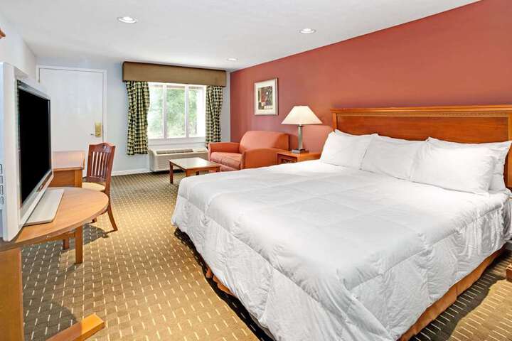 Suite 7 of 16