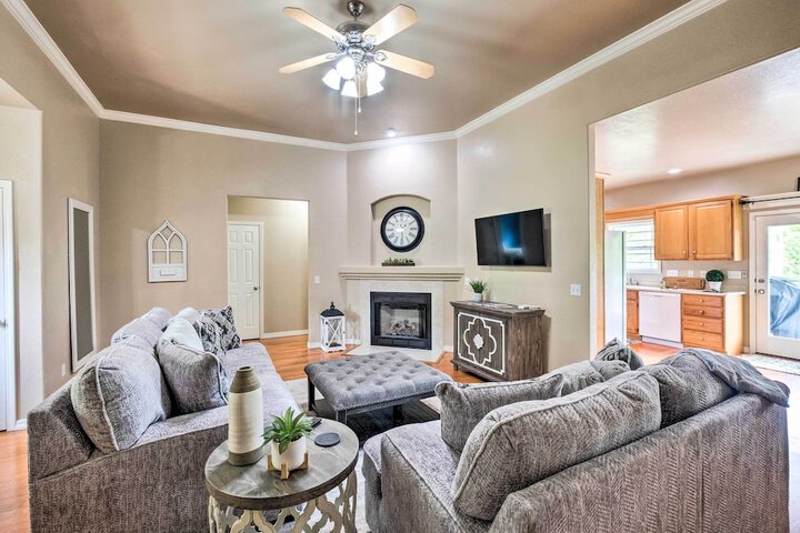 Bella Vista Home w / Yard: Half Mile to Trails!
