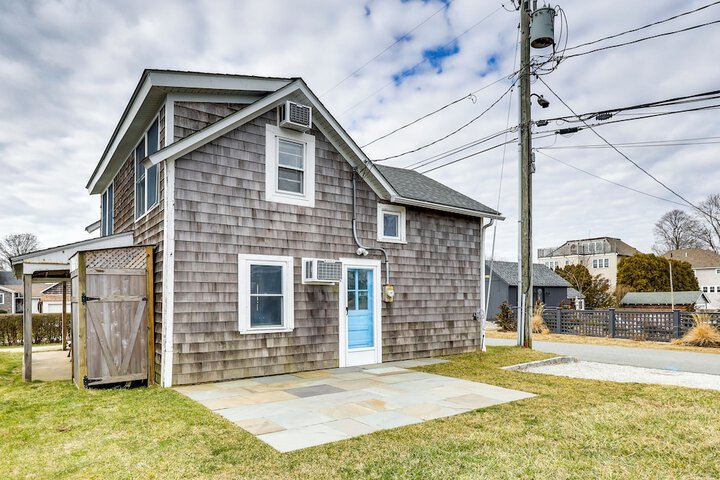 Charming Westbrook Cottage Steps to Private Beach