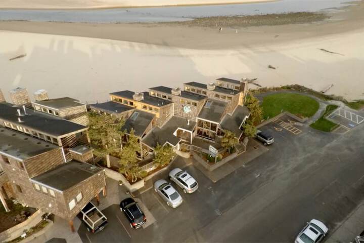 The Waves / The Argonauta Inn/The White Heron Lodge