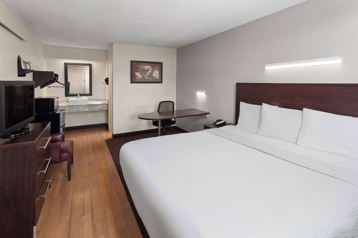 Room 17 of 30