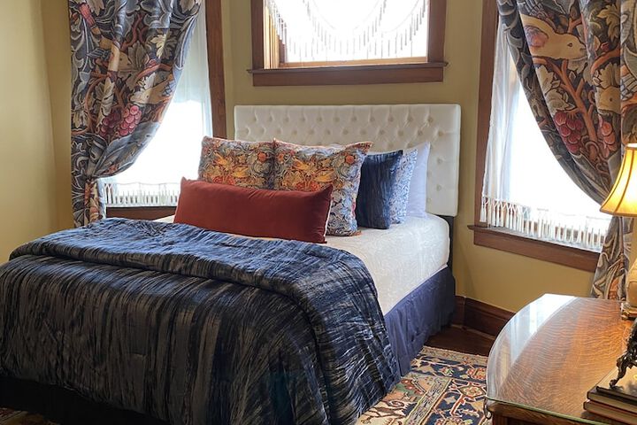 Vineyard Mansion & Carriage House Bed & Breakfast