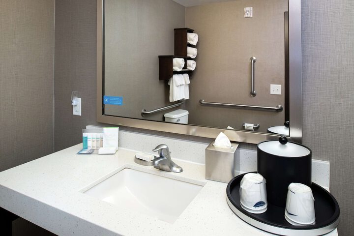 Hampton Inn & Suites Greensboro / Coliseum Area