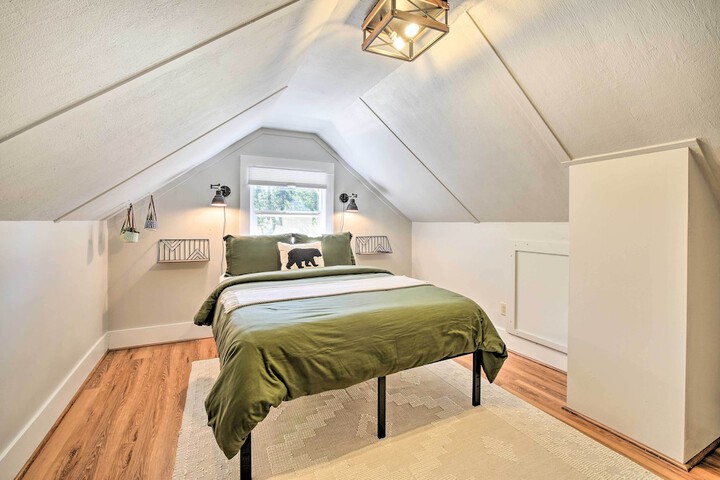 Cozy black Bear Retreat by Mount Rainier!