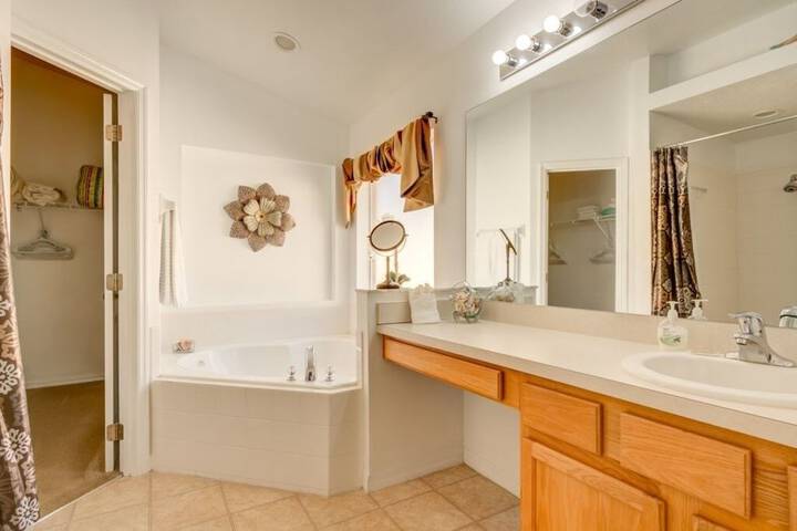 Private Pool in Gated Resort! 4 Bedroom Home by RedAwning