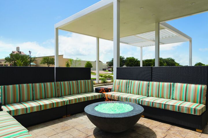 Lounge 19 of 23