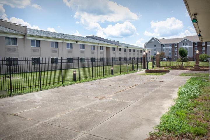 I65 studio suites