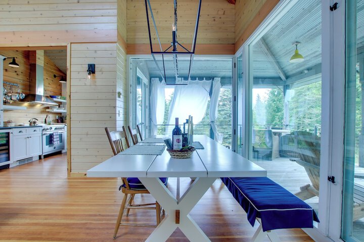 Serene Washington Island Getaway w / Private Beach!