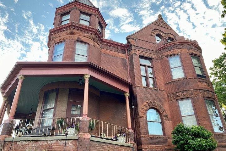 Vineyard Mansion & Carriage House Bed & Breakfast