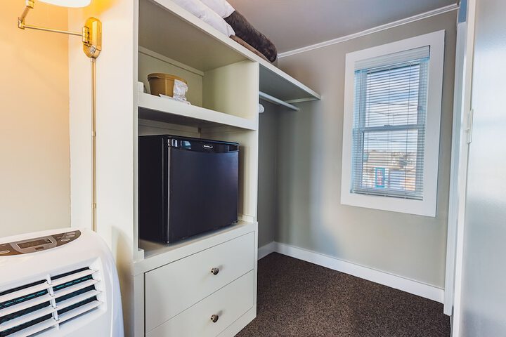 Bearskin Neck Motor Lodge