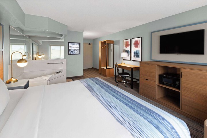 AmericInn by Wyndham North Branch